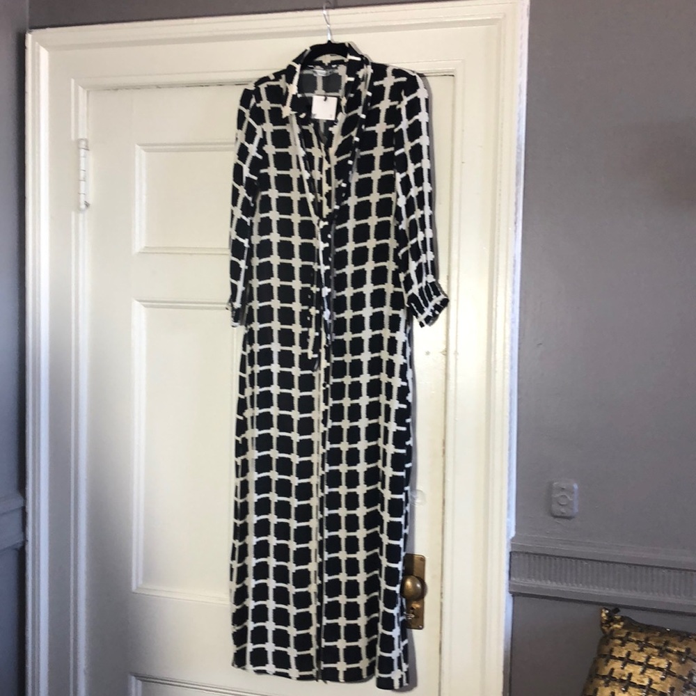 Zara size medium black and beige dress. Buttons all the way down.